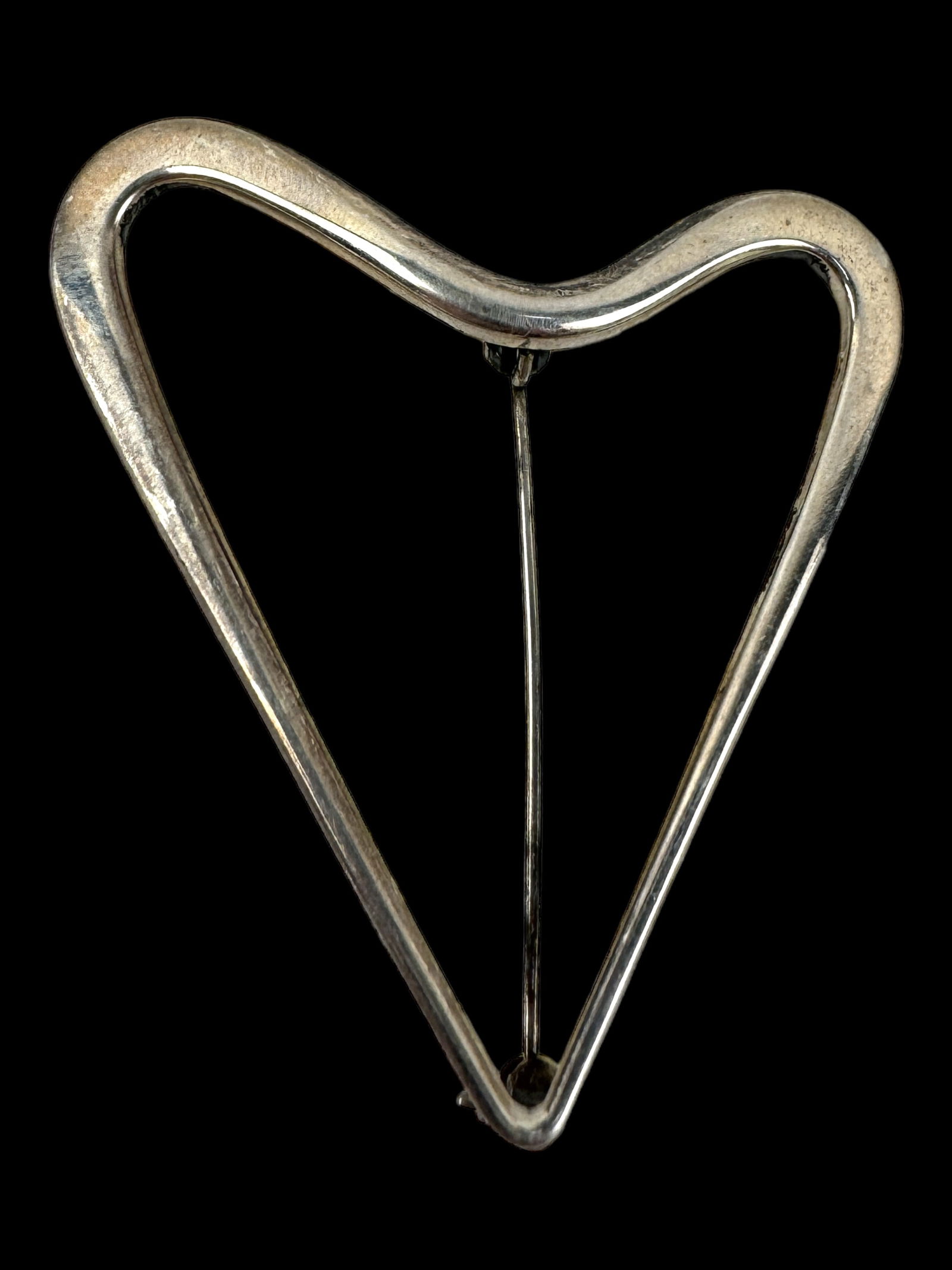 Bent Knudsen Sterling Silver Heart Brooch: Weight:12.5g Size: 2" x 2 1/4" Condition: Tarnishing and surface scratches consistent with age and use.