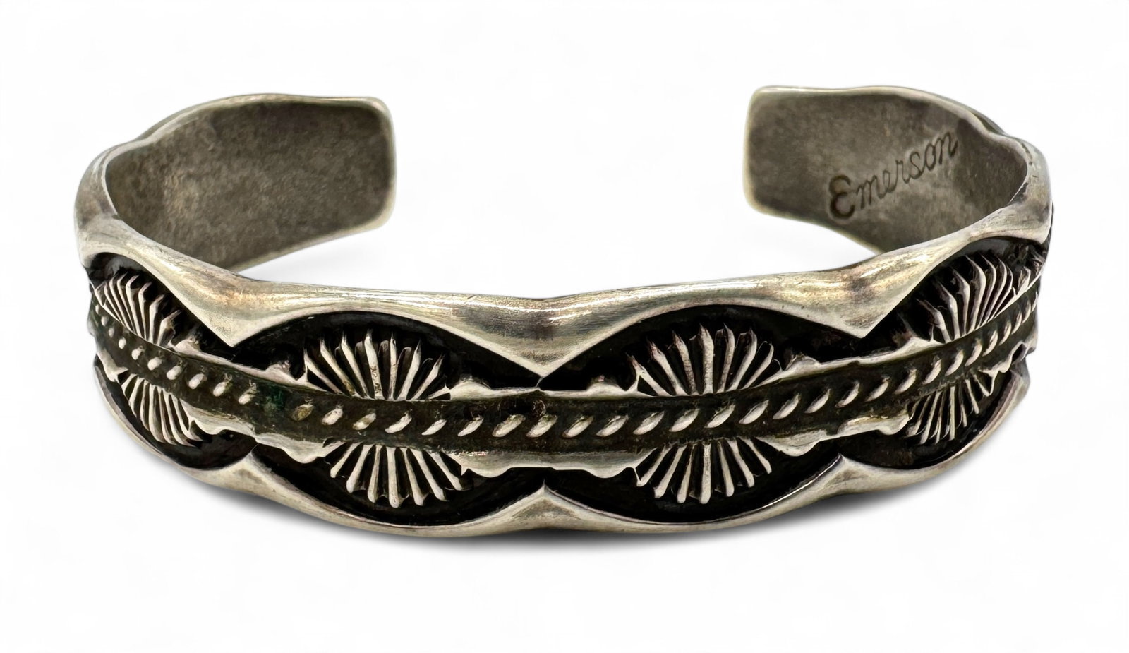 Emerson Bill Navajo Silver Jewelry Cuff: Vintage SW Native American sterling cuff with tooled design. Marked "Emerson" for Emerson who is a listed silversmith. Size: 2 3/4" x 5/8", 1 1/4" opening Weight: 48g Condition: good, minor scratches