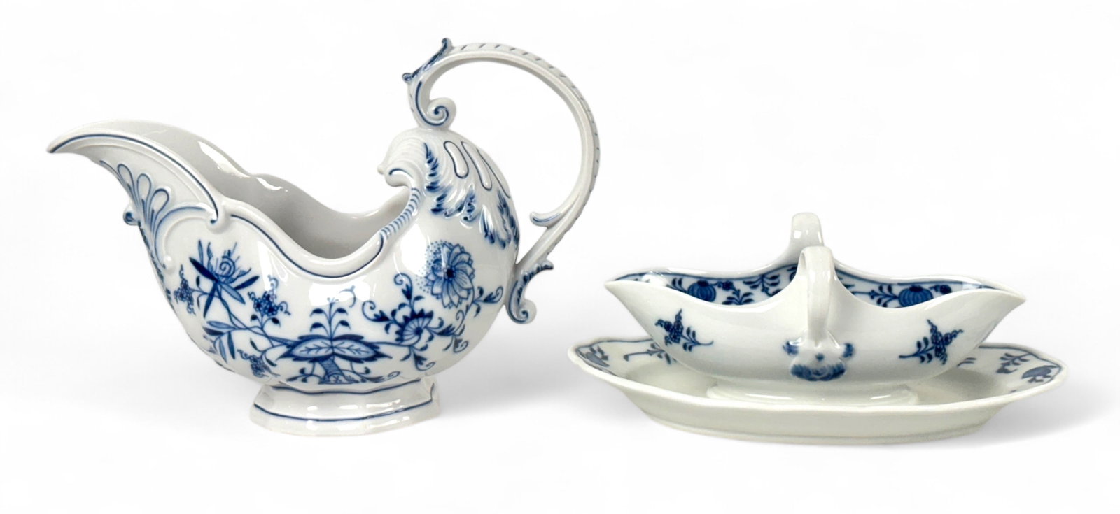 (2) Meissen "Blue Onion" Gravy Boats: Largest: 9 1/8"L x 6 1/4"H Smallest: 8 7/8"L x 3 3/8"H Condition: Very good with no signs of damage or repair.
