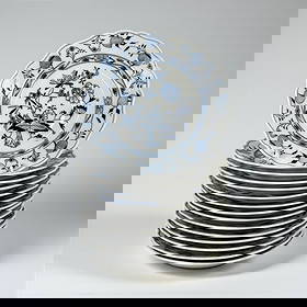 (15pc) Meissen Porcelain Blue Onion Plates: Diameter: 9" Condition: Light surface wear consistent with age and use; otherwise in overall very good condition with no chips or cracks.