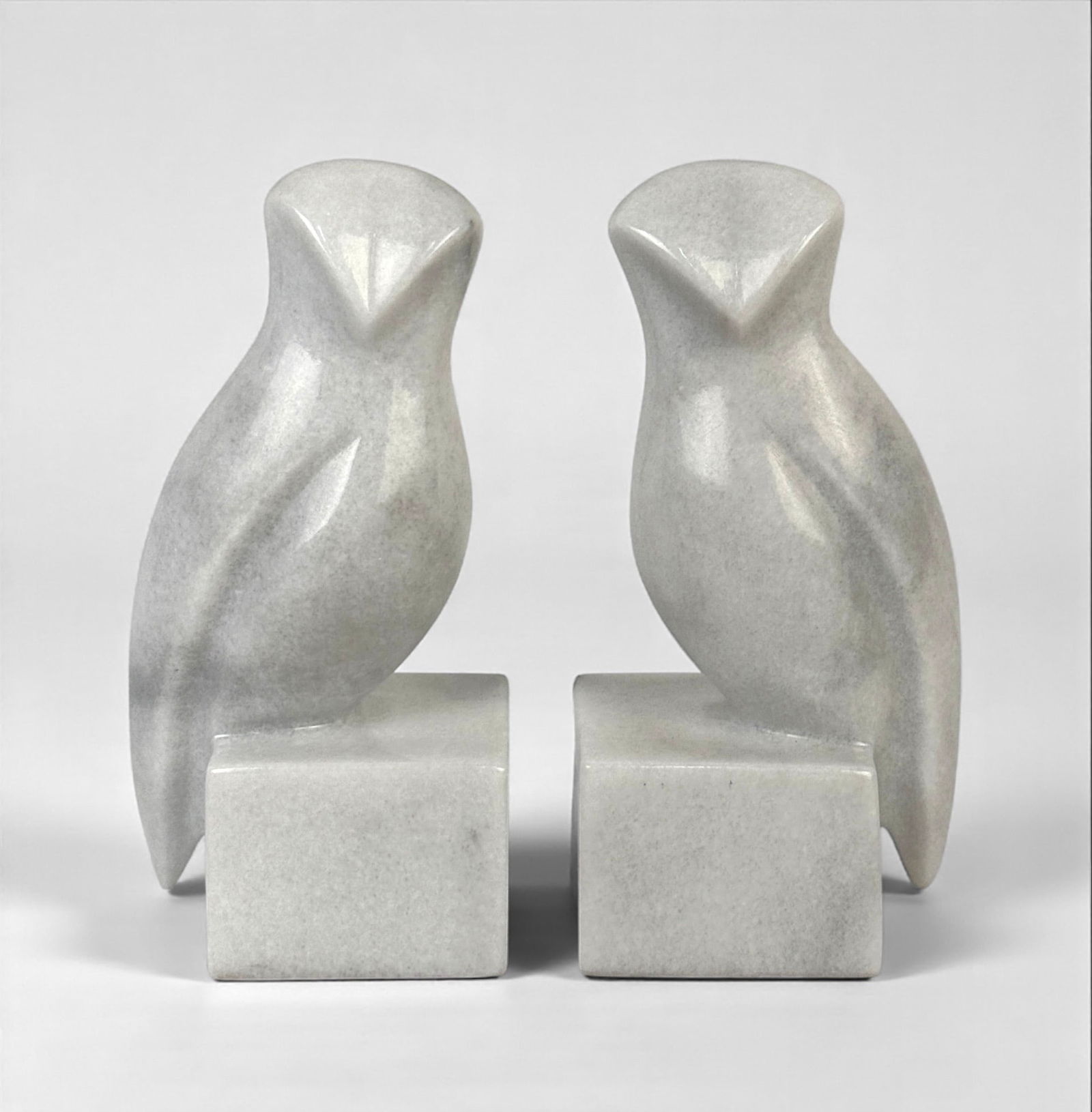 Marble Modernist Owl Bookends: Dimensions: 7” x 3” x 3” Condition: Very good with no chips or cracks.