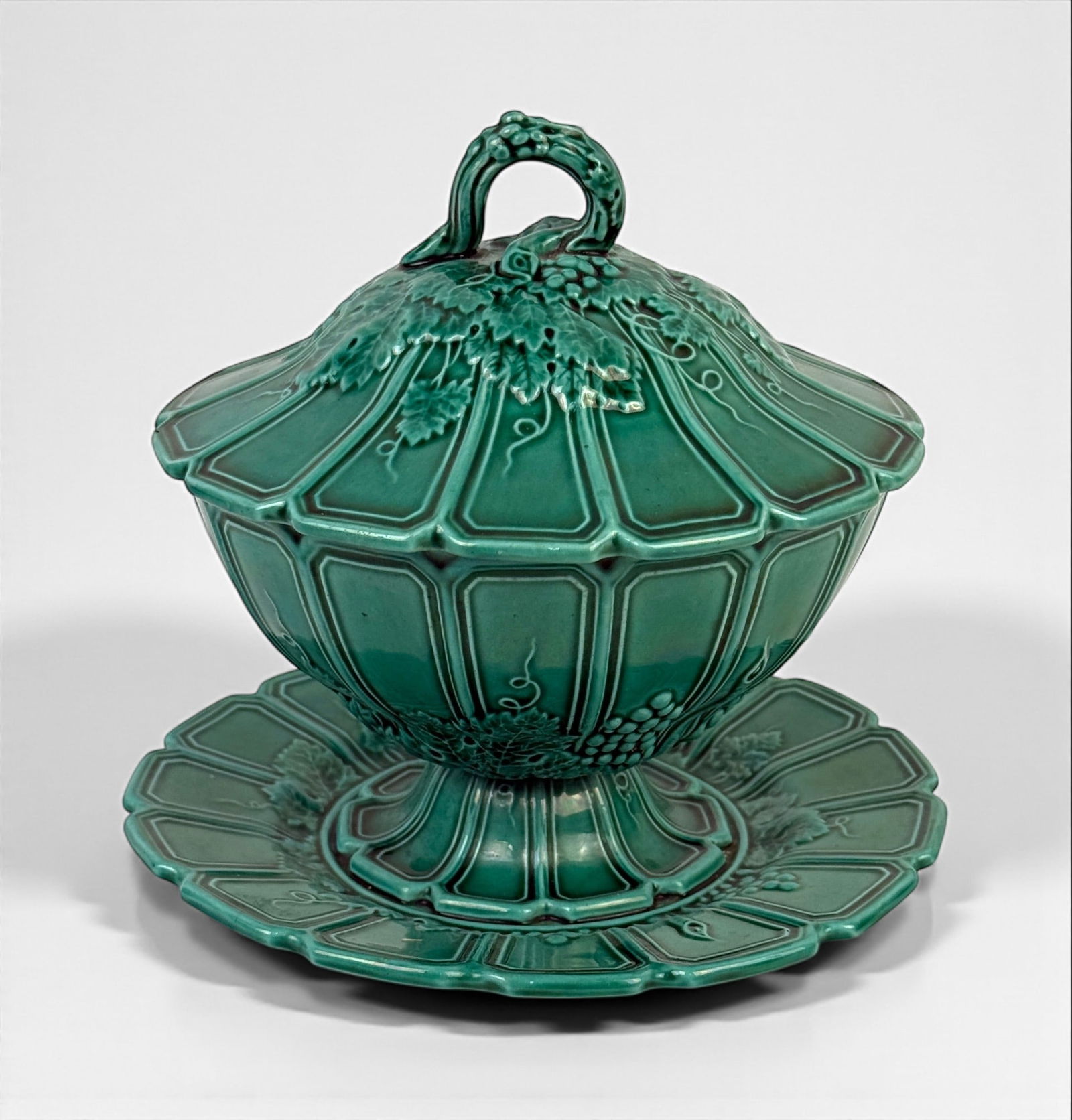 Sarreguemines Majolica Grape & Vine Tureen (1 of 6)