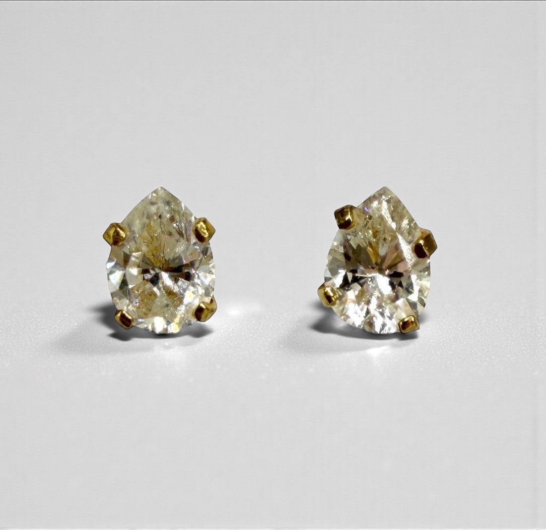 Pear Cut Diamond & 14K Gold Stud Earrings: Dimensions: 5.6mm length of diamond. Weight: 0.8g Condition: The earrings are in good condition. See images for details. 