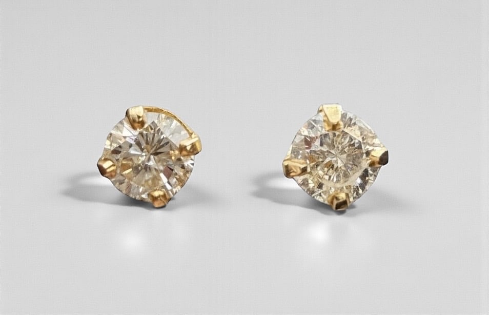 Diamond & 14K Gold Earrings: Dimensions: 3.7mm diameter studWeight: 0.63g Condition: The earrings are in good condition. See images for details. 