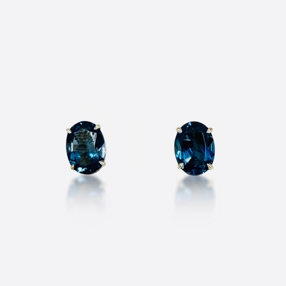 14k White Gold & Blue Garnet Stud Earrings: Dimensions: 8.6mm x 6.5mm setting Weight: 1.7g Condition: In good condition. 