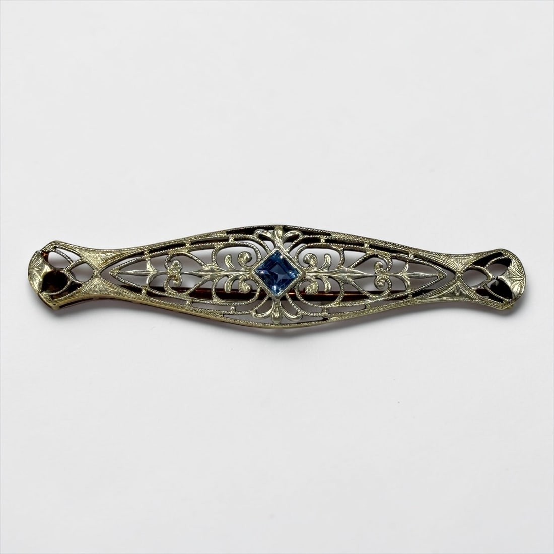 14K Art Nouveau Filigree Pin: Dimension: 1 3/4" long Weight: 2.7g Condition: Small bend in metal on the backside, otherwise in good condition. 