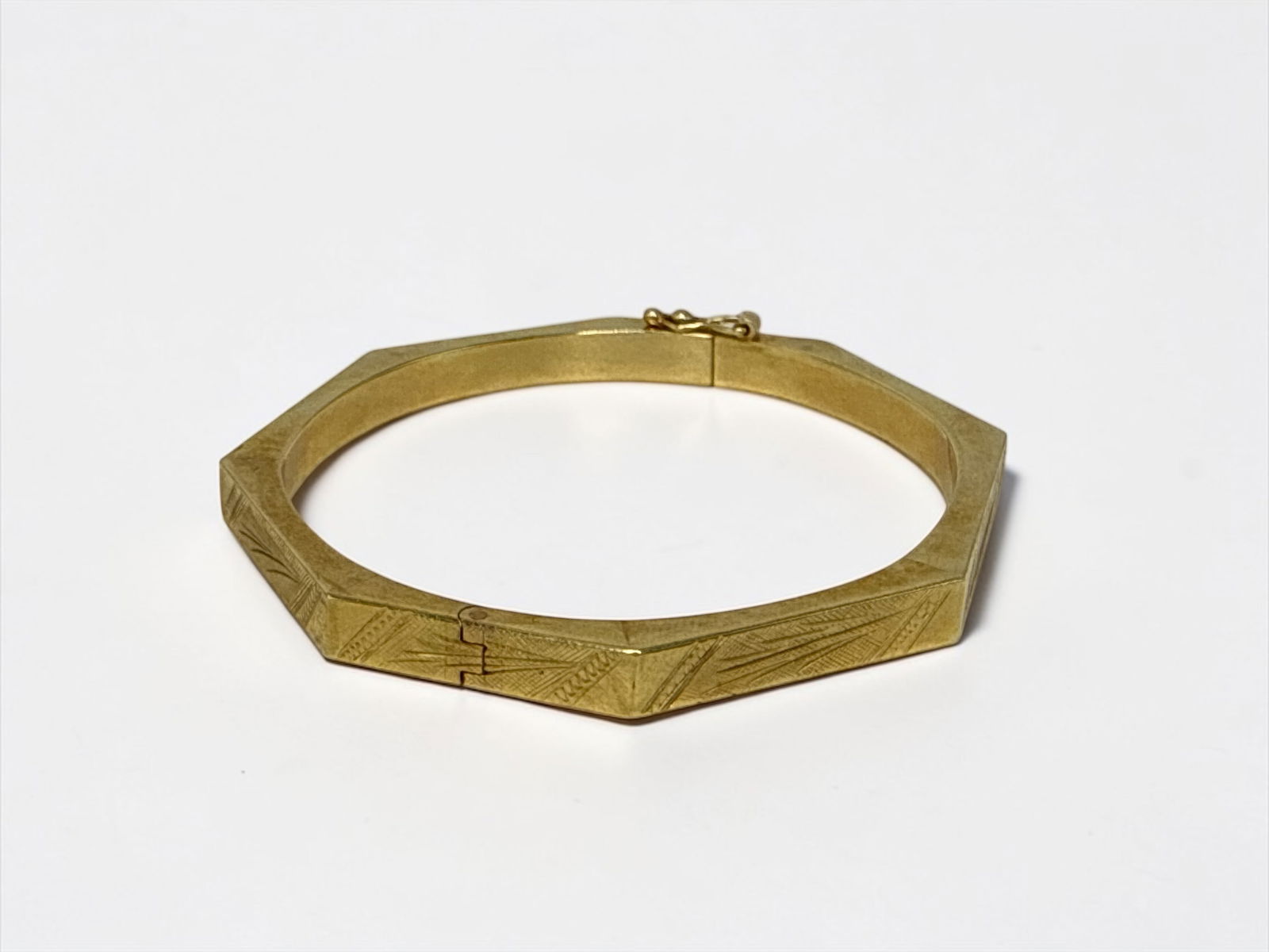 14K Yellow Gold Bracelet: Marked 14K SpainInterior Diameter: 2 1/4"Weight: 8.4g Condition: Good