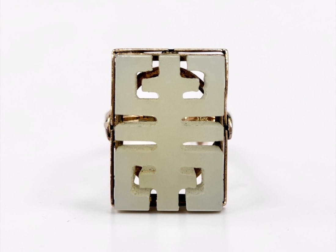 10K Gold & Jade Ring: Size:7 Setting Dimensions: 17.7mm x 12.3mm x 6.3mm Total Weight: 4.73g Condition: Light surface wear, consistent with use. 
