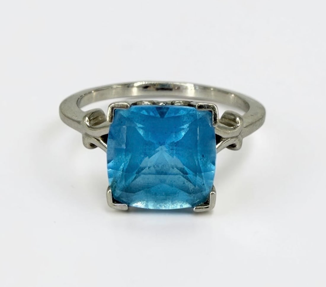 14K White Gold & Topaz Ladies Ring: Size: 9 Total Weight: 4.8g Setting Dimensions: 10mm x 10mm Condition: Light surface scratches, consistent with gentle use. 