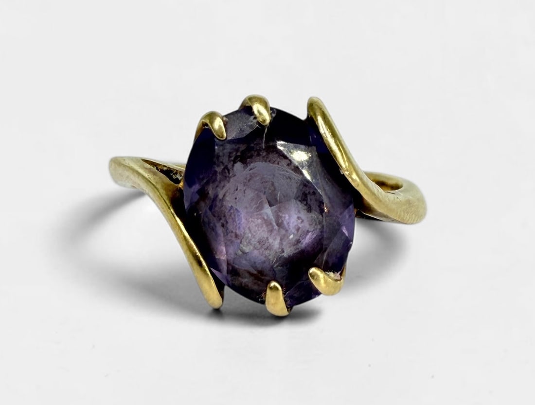 10K Gold & Amethyst Ladies Ring: Size: 6.75 Weight: 3.1g Stone: 10.5mmx8.5mm Condition: Good.