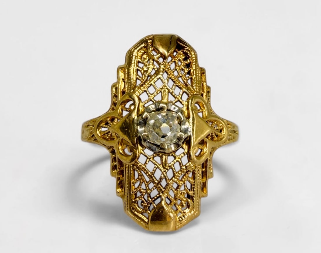 14K Gold & Diamond Art Deco Filigree Ring: Size: 5.5 Weight: 2.8 Diamond: 3.6mm Condition: Good.