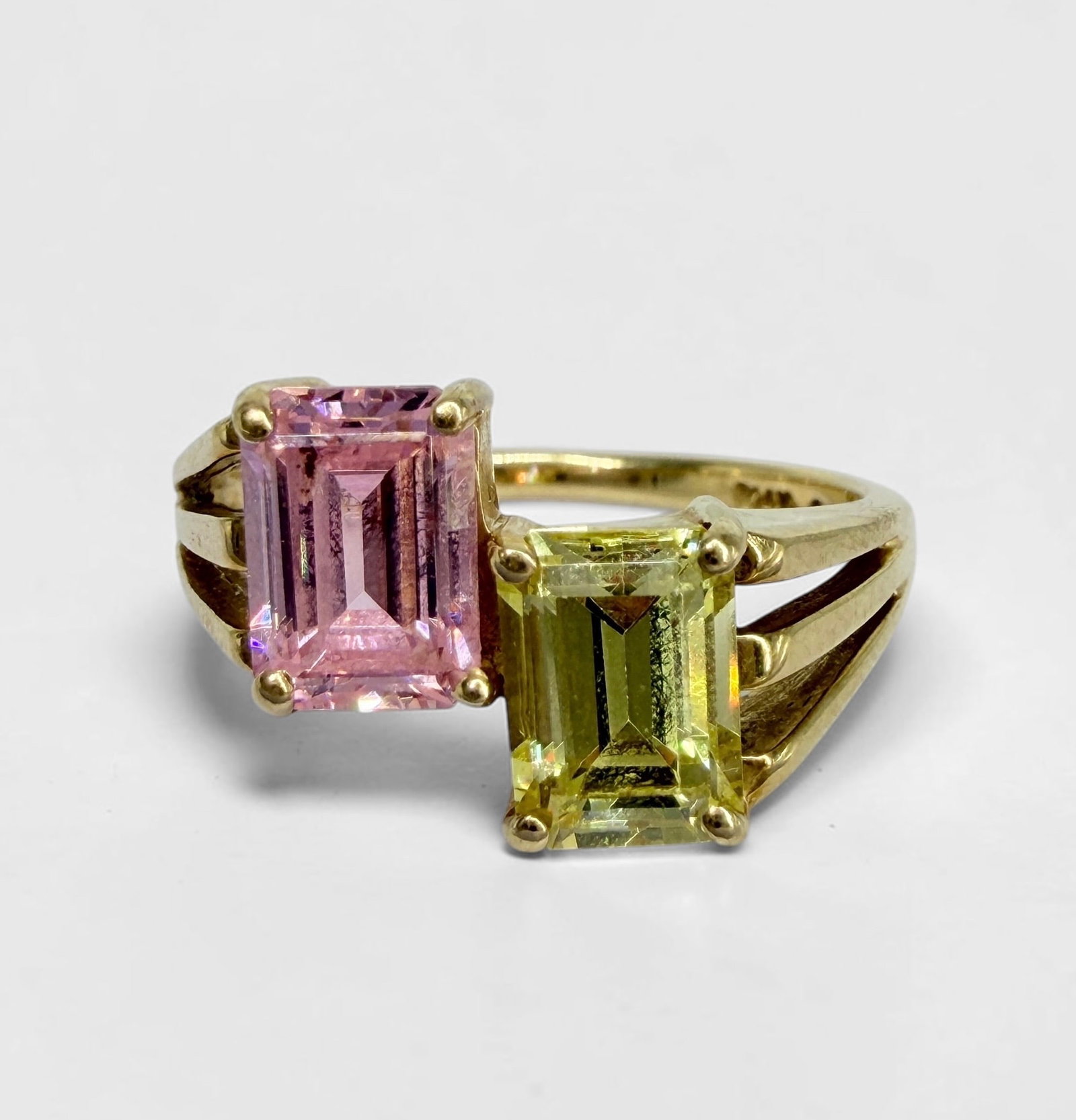 14K Gold & Emerald Cut Cubic Zirconia Ladies Ring: Size: 6 Weight: 3.6 Stones: 7mm x 5mm Condition: Good.