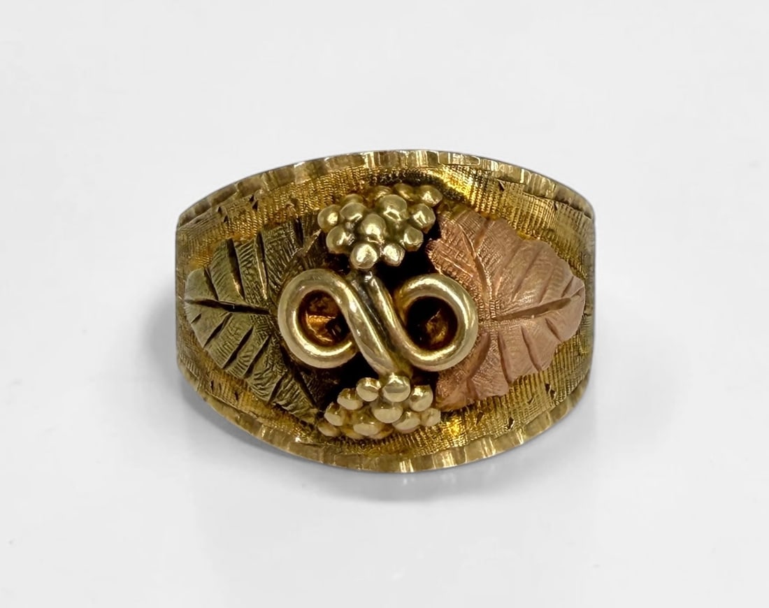 Black Hills Gold 10/12K Gold Ring: Size: 8 1/2 Weight: 7.5g Condition: Good