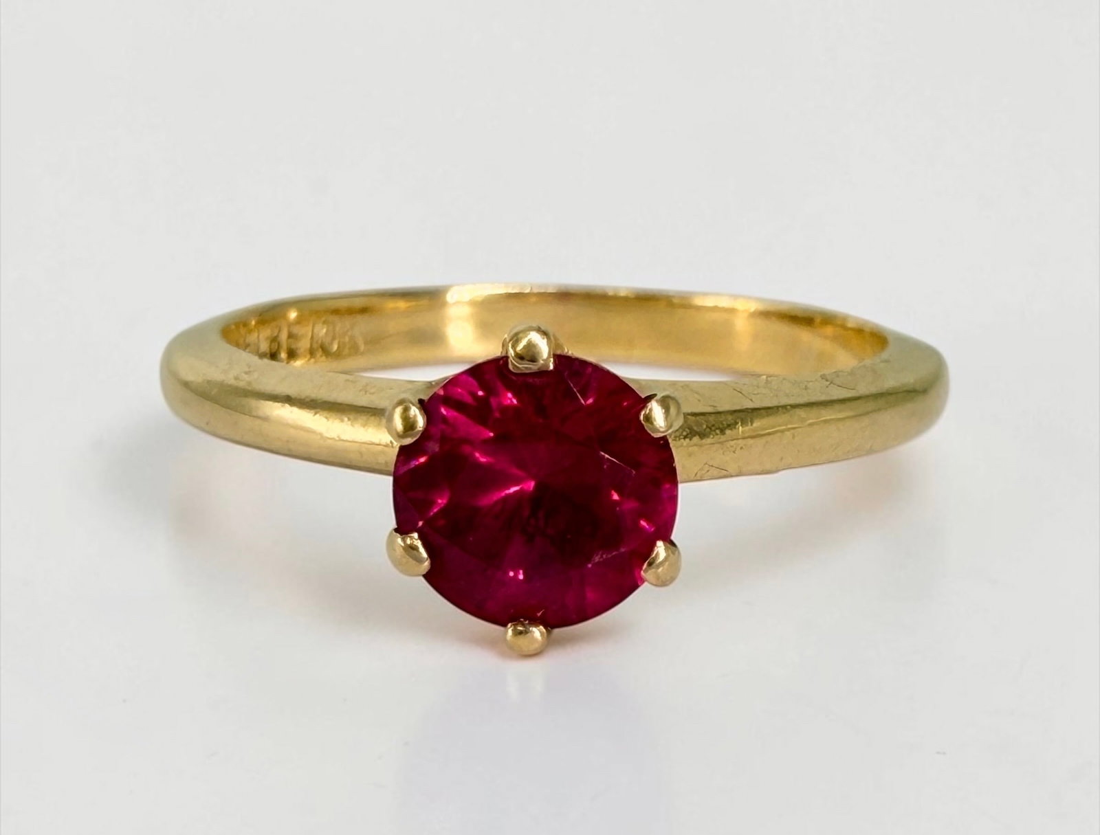 10K Gold & Synthetic Ruby Ladies Ring: Size: 6 Weight: 2.2g Ruby: 5.6mm Diameter Condition: Good