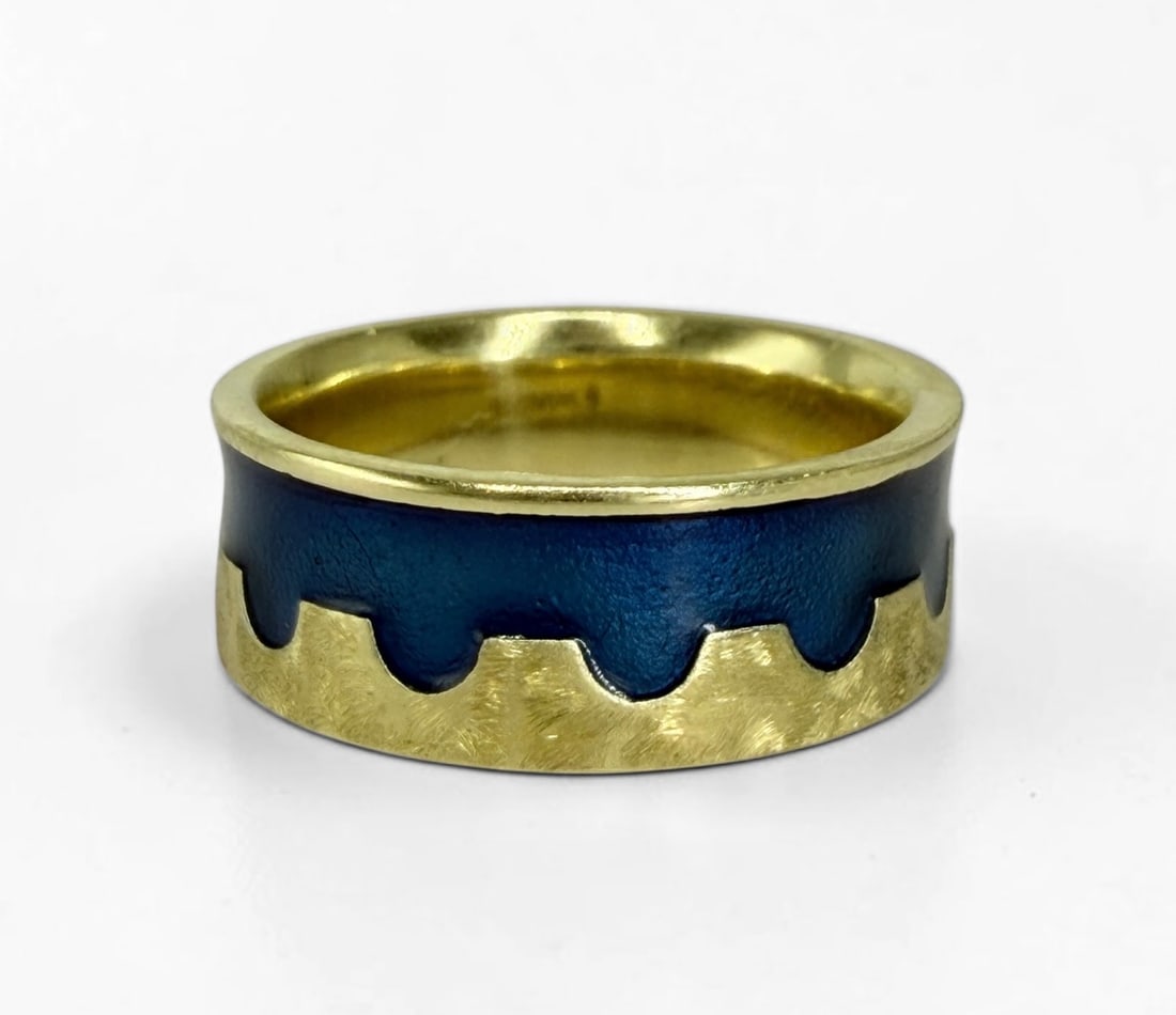 Cimara 14K Gold & Enamel Ladies Ring: Size: 6 Weight: 7.86g Dimensions: 7.5mm wide band Condition: The ring is in good condition. 