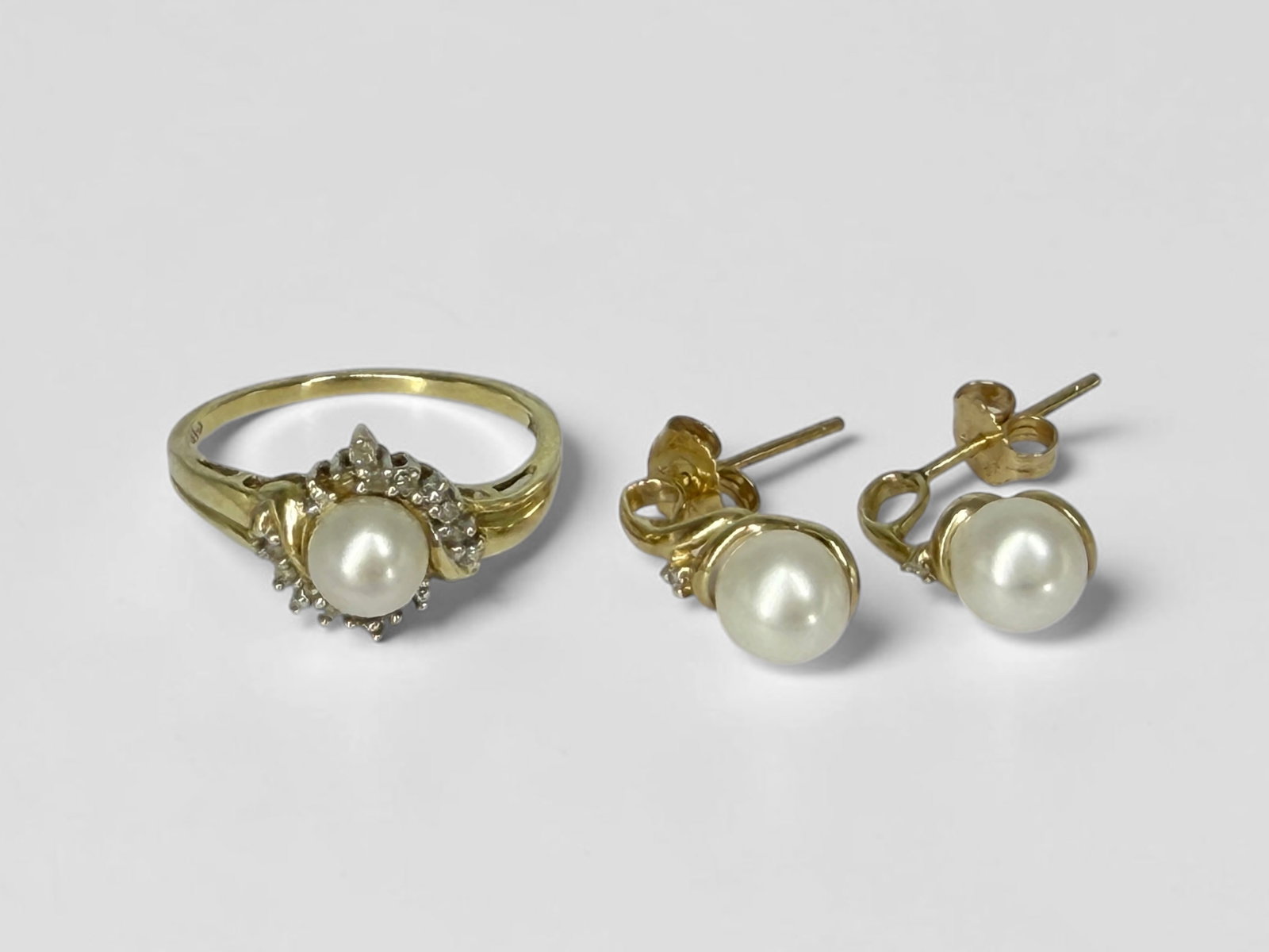 10K Gold Pearl & Diamond Earrings & Ring: Ring Size: 7 1/4 Total Weight: 4g Dimensions: 14.6mm long earrings Condition: All pieces are in good condition. 