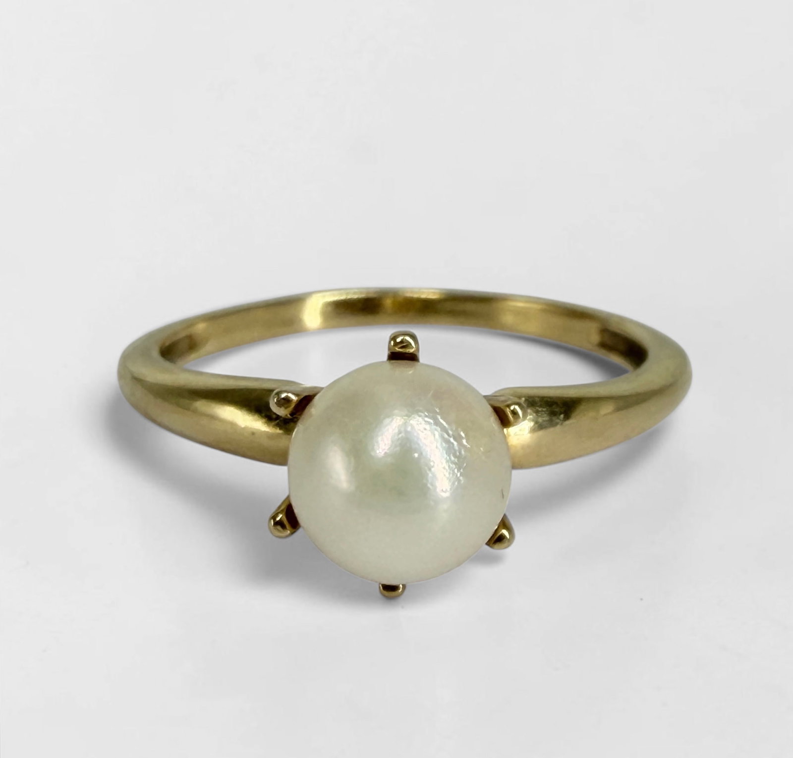 14K Gold & Pearl Ladies Ring: Size: 6 Weight: 2.04g Dimensions: 6.1mm pearl Condition: In very good condition. 