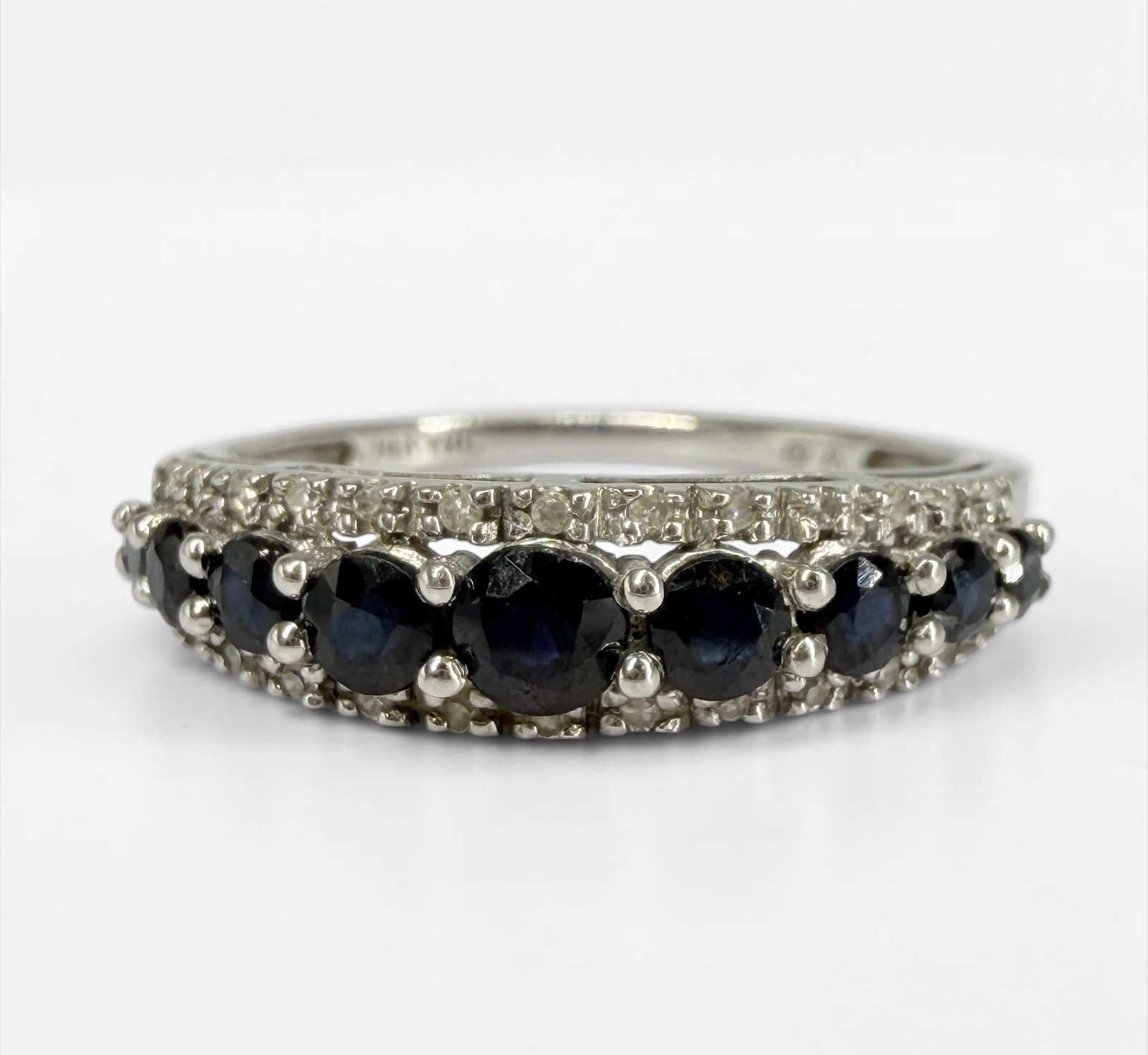 14K White Gold & Sapphire Ring: Size: 7 Weight: 2g Condition: The ring is in good condition. 