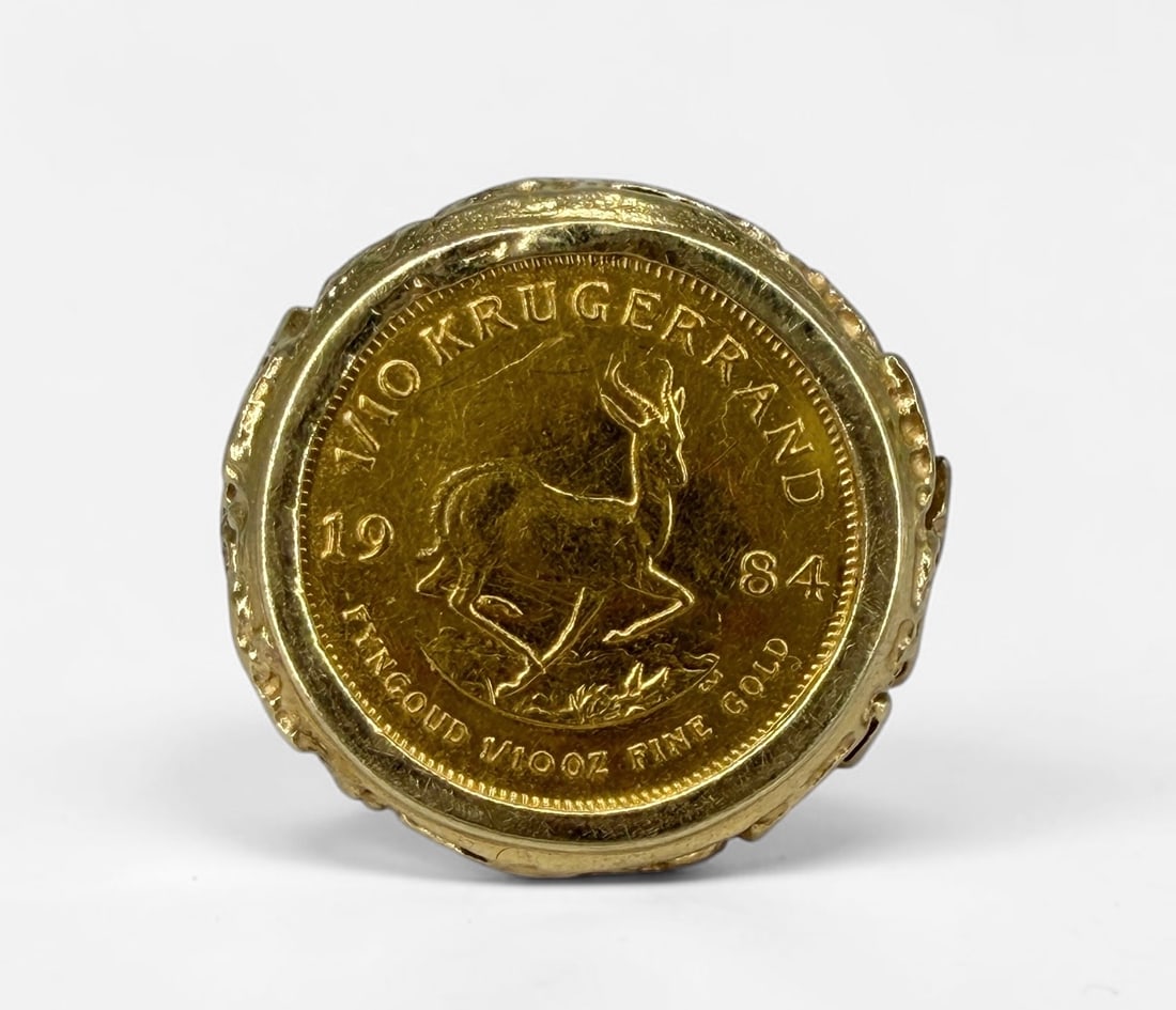 1984 Krugerrand Coin & 14K Gold Mens Ring: Size: 9 1/2 Total Weight: 8.6g Setting Dimensions: 19.6mm Diameter Condition: Minor surface scratches, consistent with gentle use.