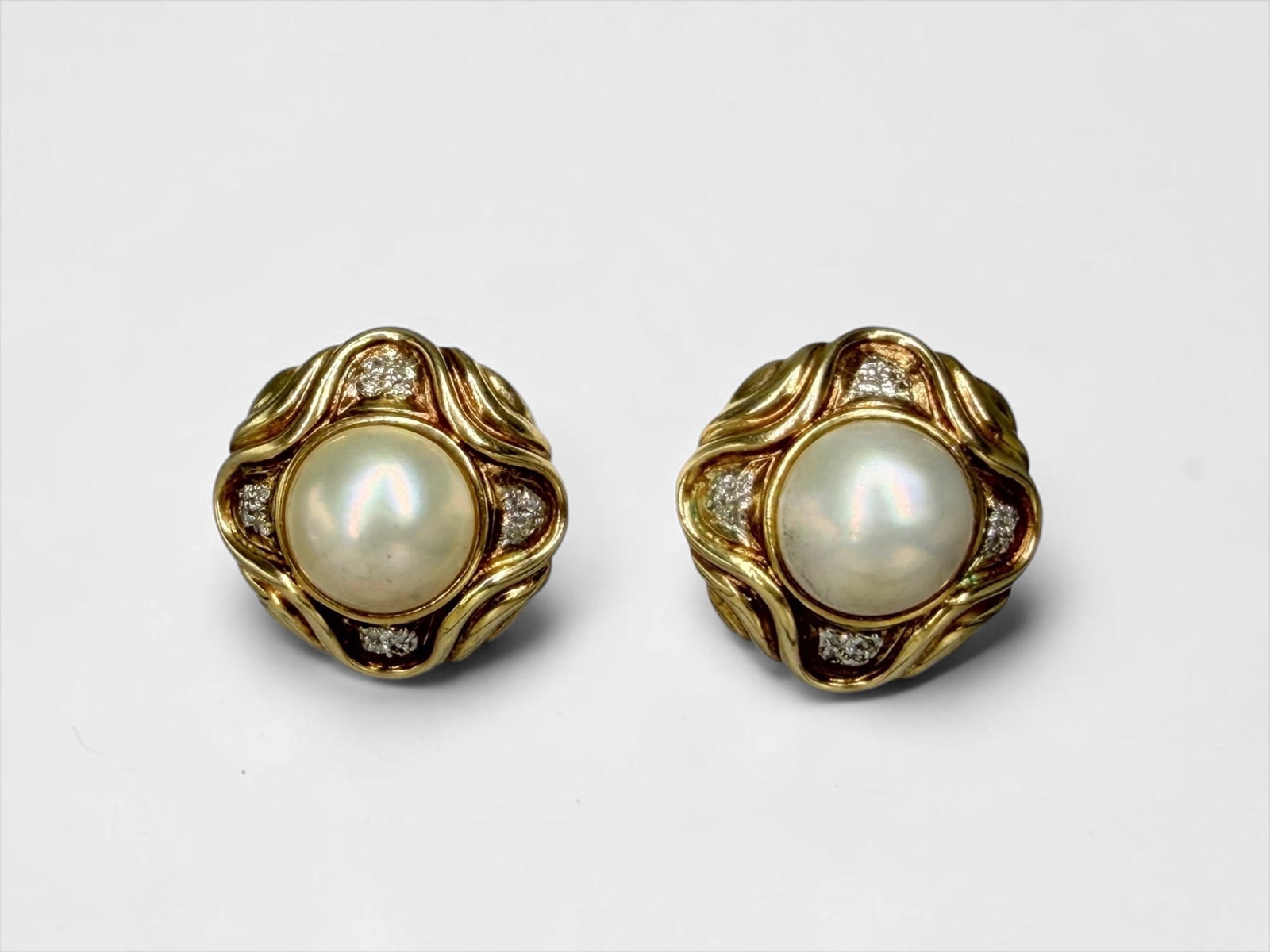 14K Gold & Mabe Pearl Earrings: Total Weight: 13.29g Dimensions: 1" Diameter Condition: Tarnishing and oxidation to the gold on verso; otherwise, in good condition. 