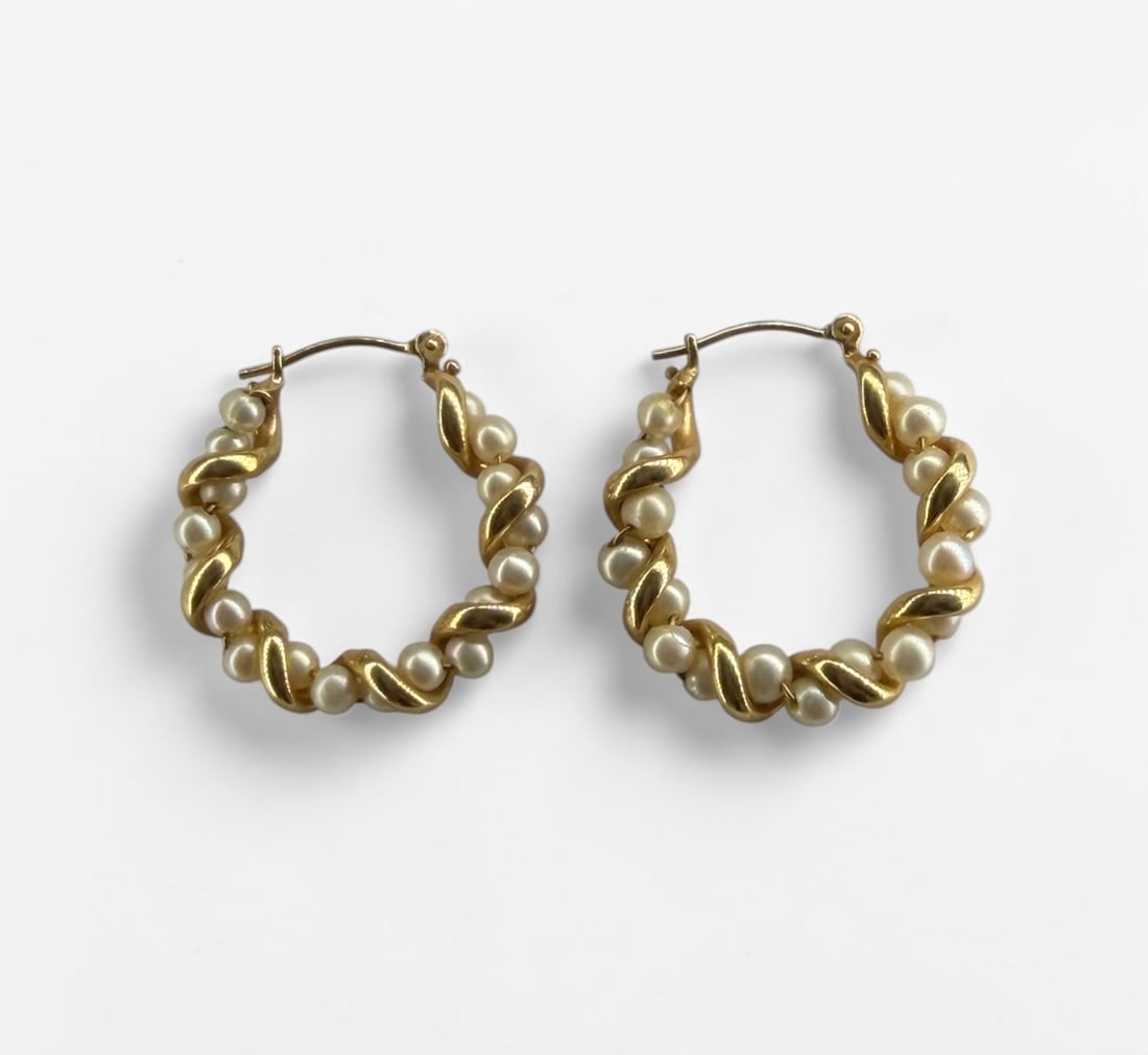14K Gold & Pearl Hoop Earrings: Weight: 3.75g Dimensions: 1" Diameter Condition: In good condition. 