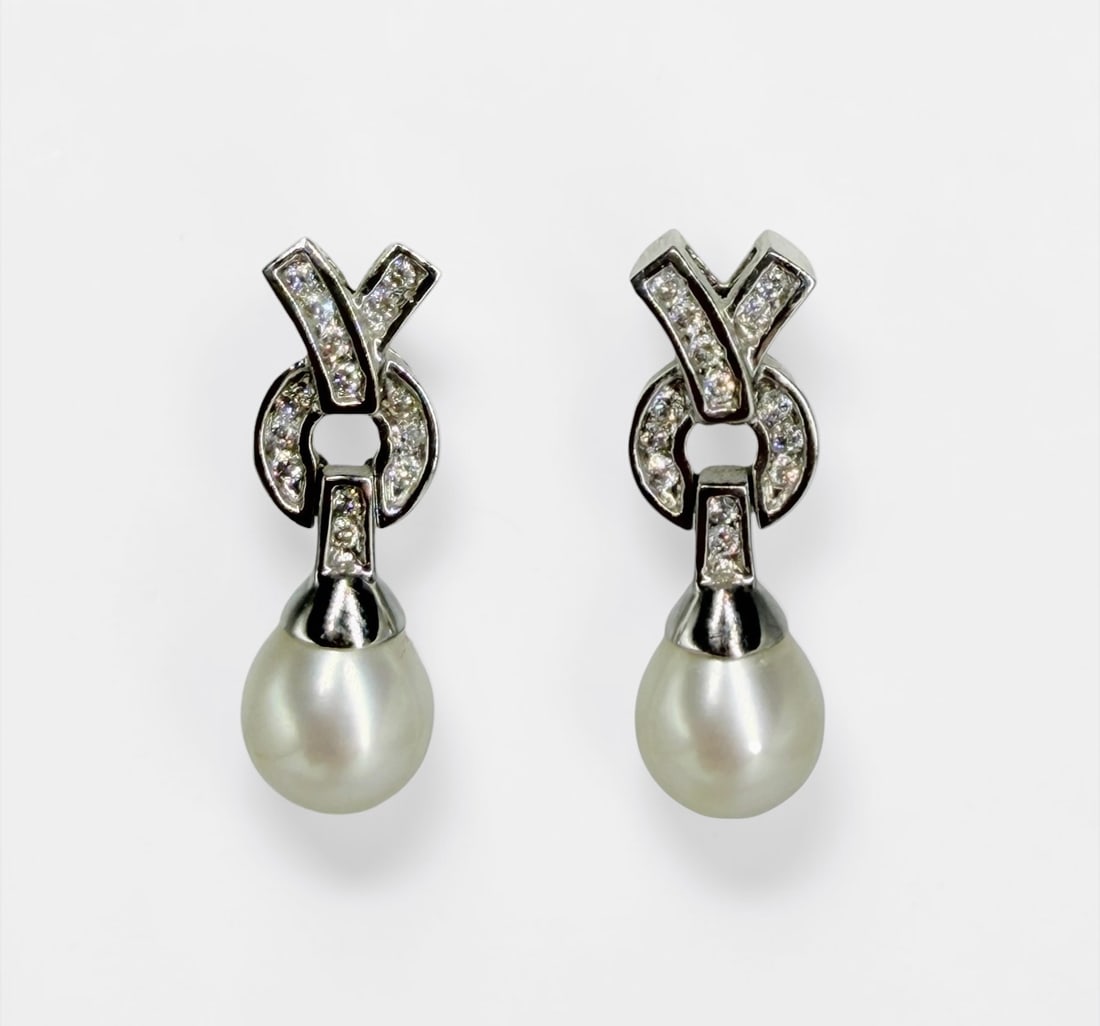 14K White Gold Diamond & Pearl Earrings: Length: 1 1/8" inch Total Weight: 7.6g Condition: Very Good