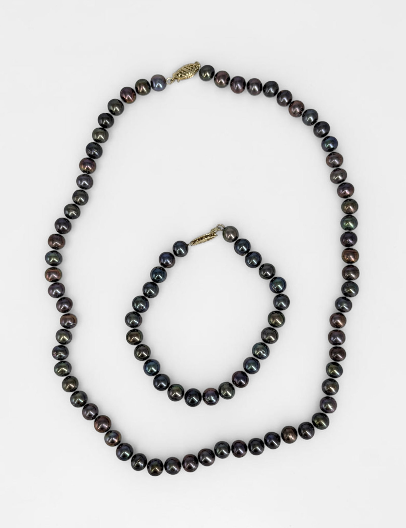 Tahitian Pearl & 10K Gold Necklace & Bracelet: Total Weight: 39.62g Length: 18" long necklace, 7 1/2" long bracelet Condition: Both necklace and bracelet are in good condition. 