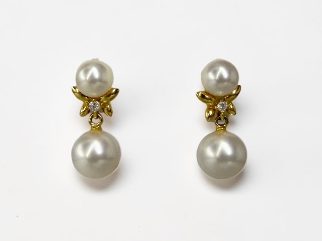 Mikimoto Pearl & 18K Gold Earrings: Total Weight: 3.65g Length: 3/4" Long Pearls: 5.5mm and 7.7mm Pearls Condition: The earrings are in very good condition. 