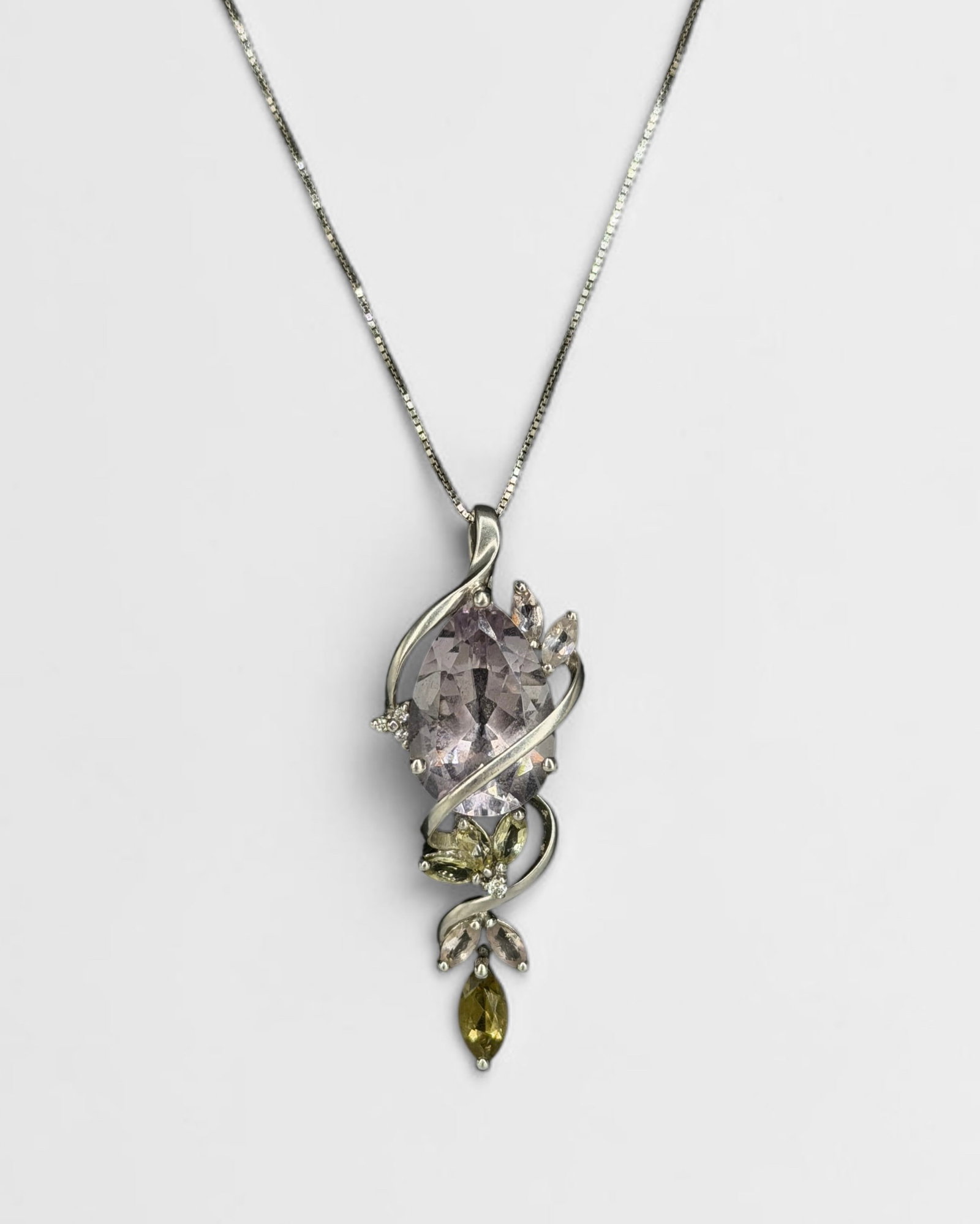 14K White Gold & Amethyst and Citrine Necklace: Total Weight: 5g Pendant: 1 1/2" Long Chain: 18" Long Condition: The necklace is in good condition. 