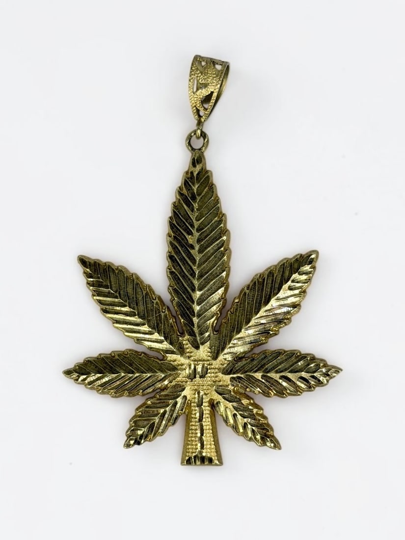 10K Marijuana Leaf Pendant: Total Weight: 6.8g Dimensions: 3" x 2" Condition: In good condition.