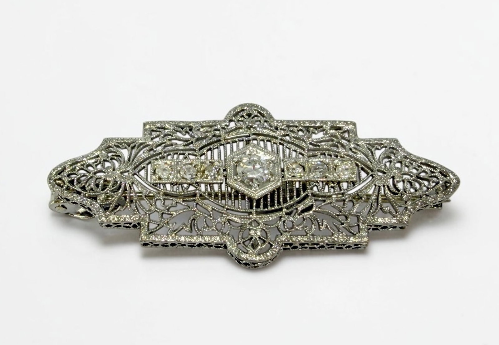 14K White Gold & Diamond Art Deco Filigree Brooch: Weight: 4.68g Dimensions: 1 3/4" long x 3/4" Wide Condition: In good condition. 