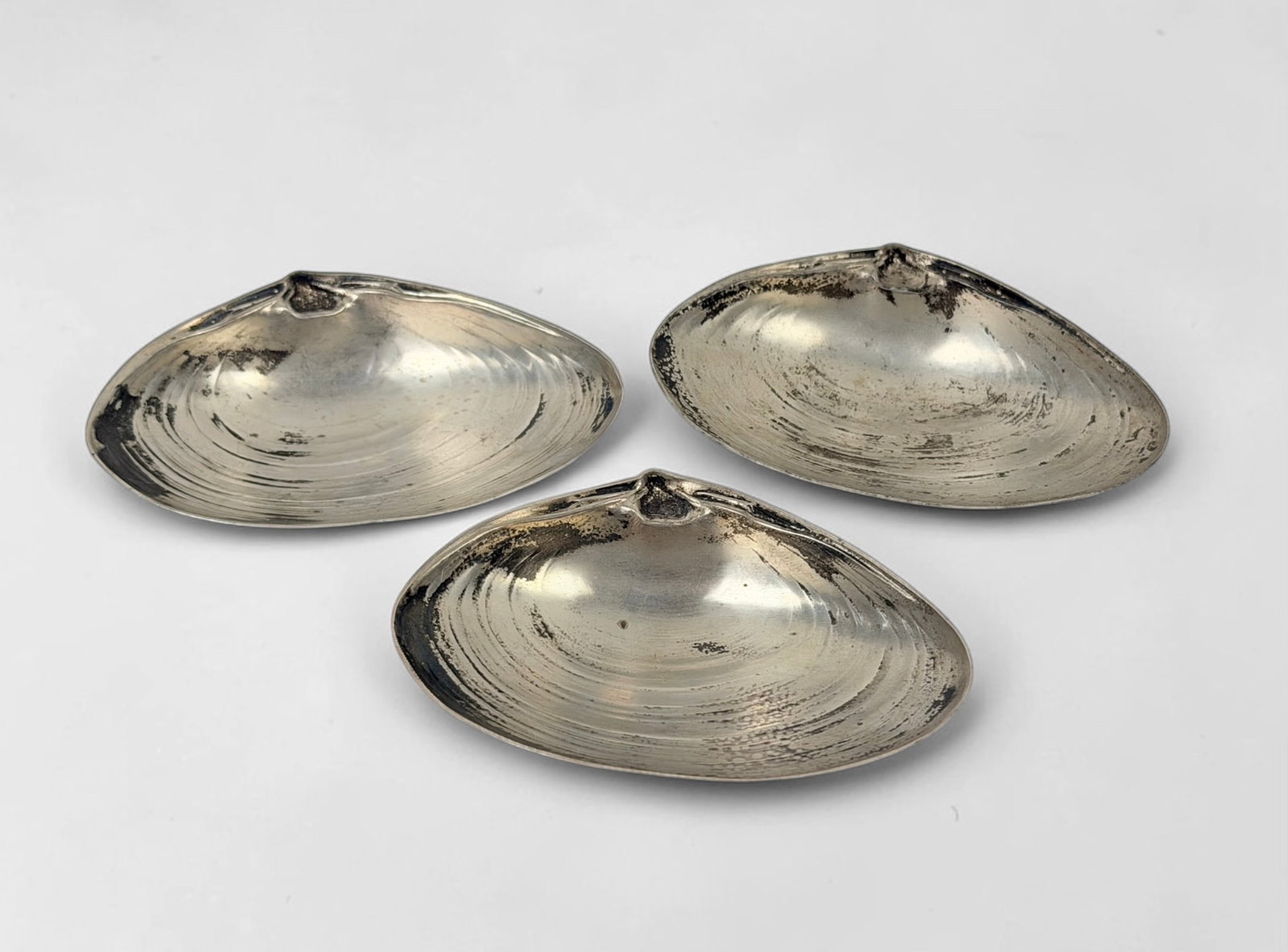 (3) Wallace Sterling Clam Shell Nut Dishes: Each 3 1/2" wide Total Weight: 2.6 ozt Condition: Good with some surface scratches and tarnishing 