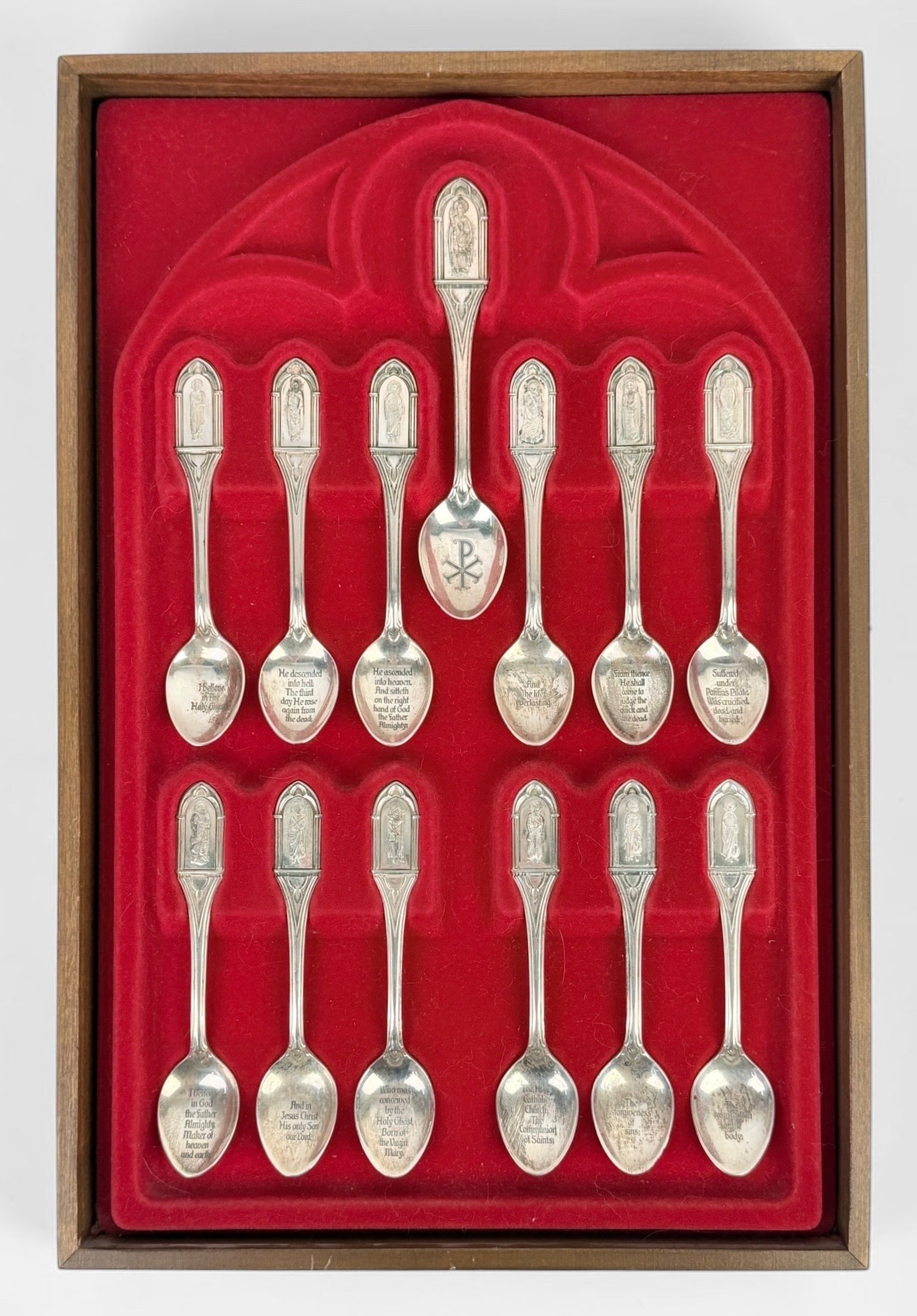 Vintage Franklin Mint “Apostle Spoons" Sterling Silver Set: The set features 13 spoons featuring one of the Apostles and Jesus. Length: 6" Longest Spoon Total Weight: 14.57ozt Condition: Minor tarnishing and surface scratches to the spoons.