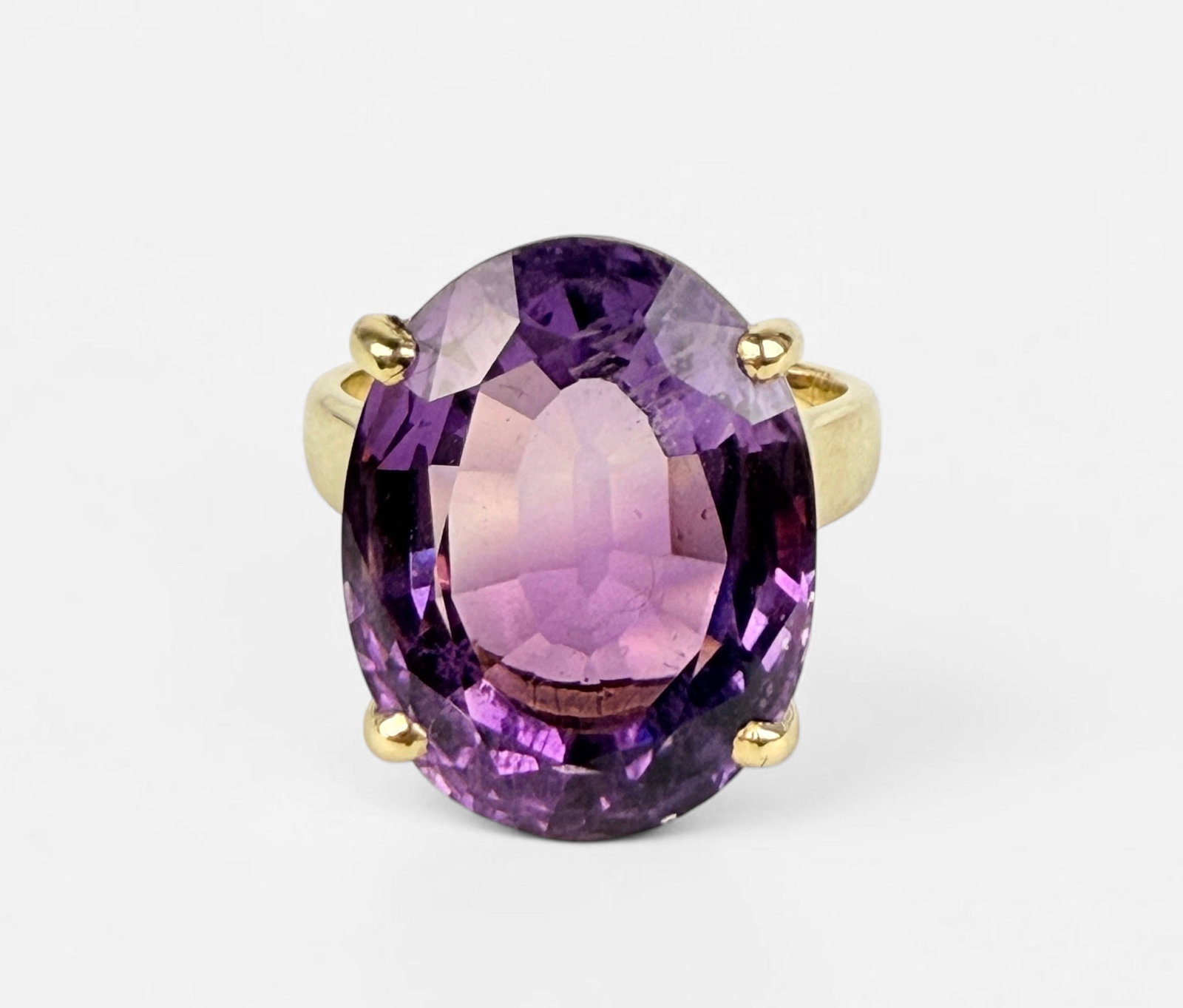 14K Yellow Gold Amethyst Ring: Size: 6 Setting: 17mm x 13mm Total Weight: 7.8g Condition: The ring is in very good condition. Please see images for details. 