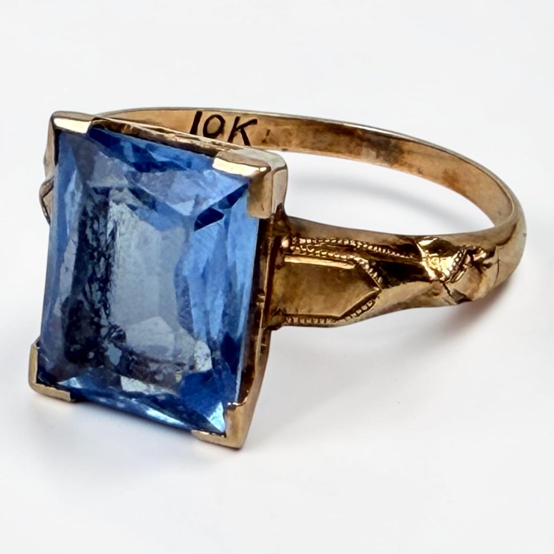 10K Yellow Gold & Aquamarine Ring: Size: 6 1/2 Setting: 1/4" Wide x 1/2" Tall Total Weight: 2g Condition: The ring is in very good condition. Please see images for details. 