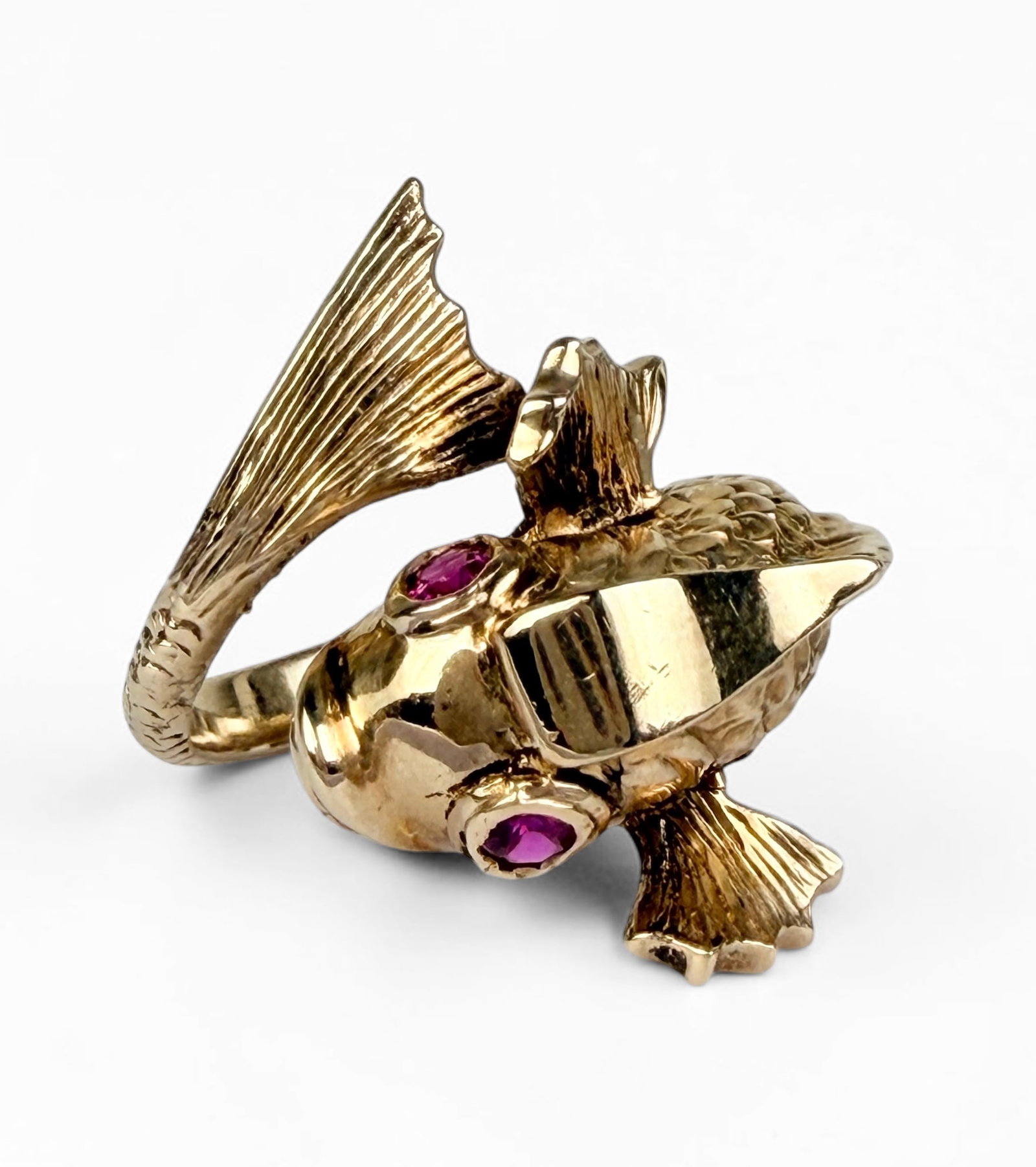14K Yellow Gold & Ruby Koi Fish Ring: Size: 6 1/2 Total Weight: 9g Condition: The ring is in very good condition. Please see images for details. 