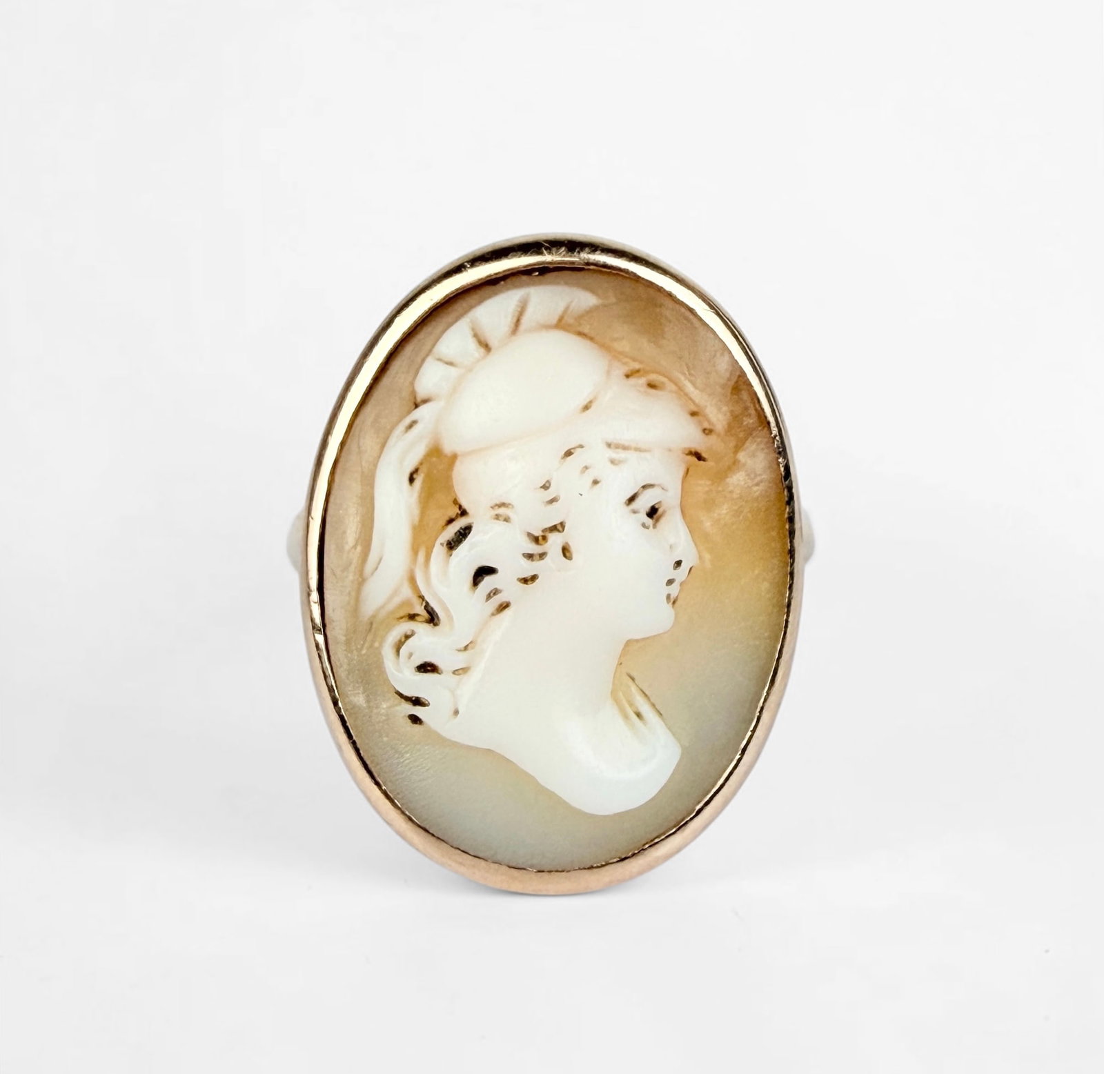 18K Yellow Gold Cameo Ladies Ring: Size: 5 3/4 Dimensions: 1/2" Wide x 3/4" Tall Total Weight: 5.4g Condition: The ring is in good condition. 