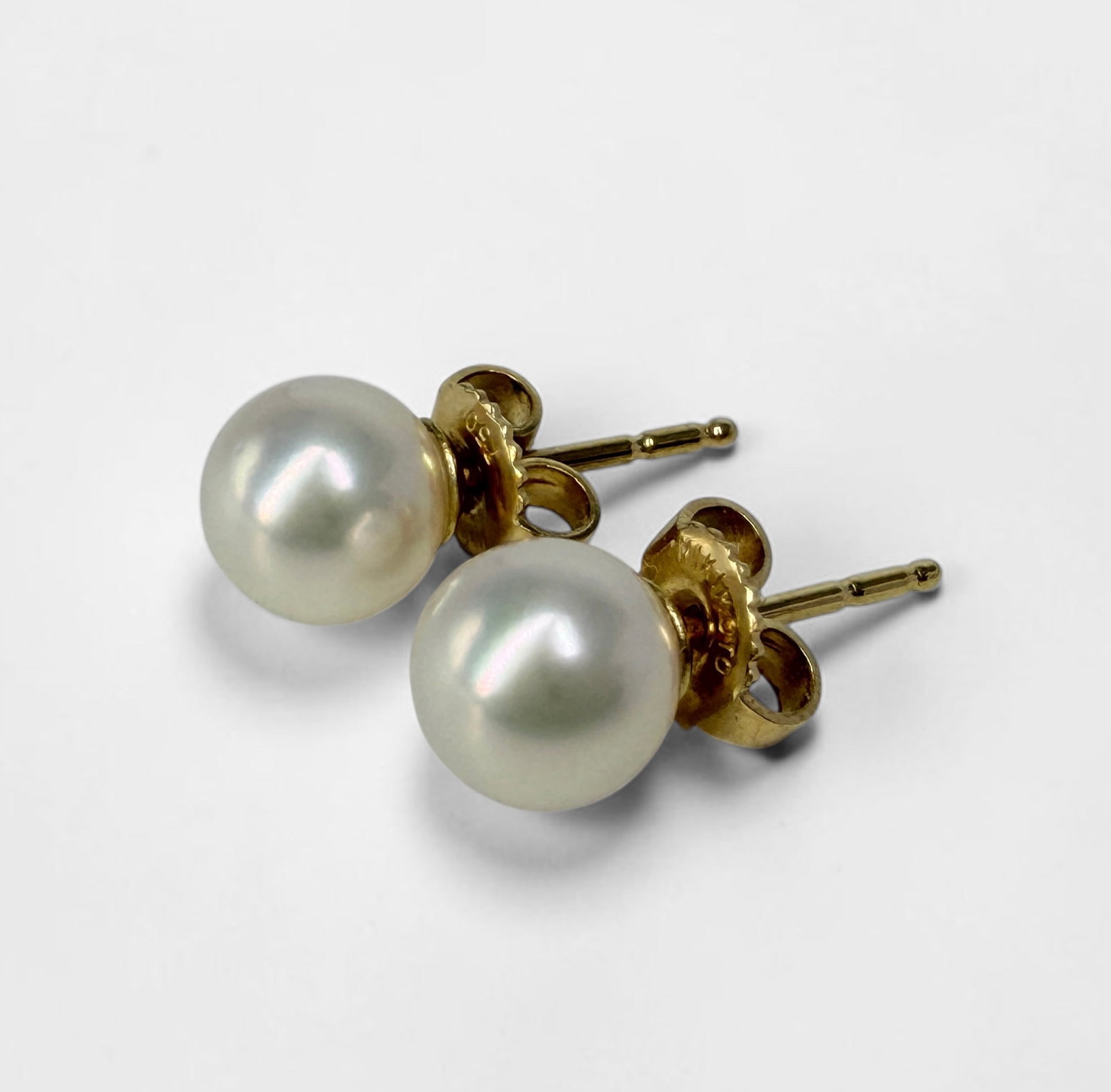 Mikimoto 18K Yellow Gold Pearl Earrings: Marked Mikimoto on the earring backing. Dimensions: 7.2mm Pearls Total Weight: 2g Condition: The earrings are in very good condition. 