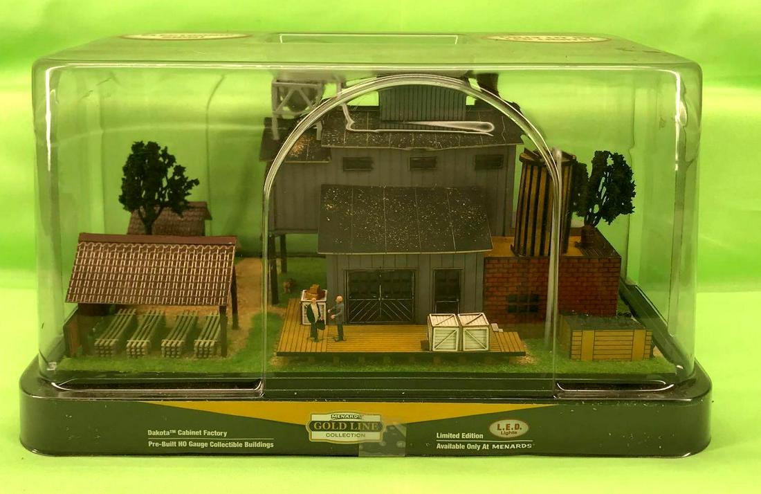 Menards Gold Line HO Dakota Cabinet Factory in original (1 of 2)