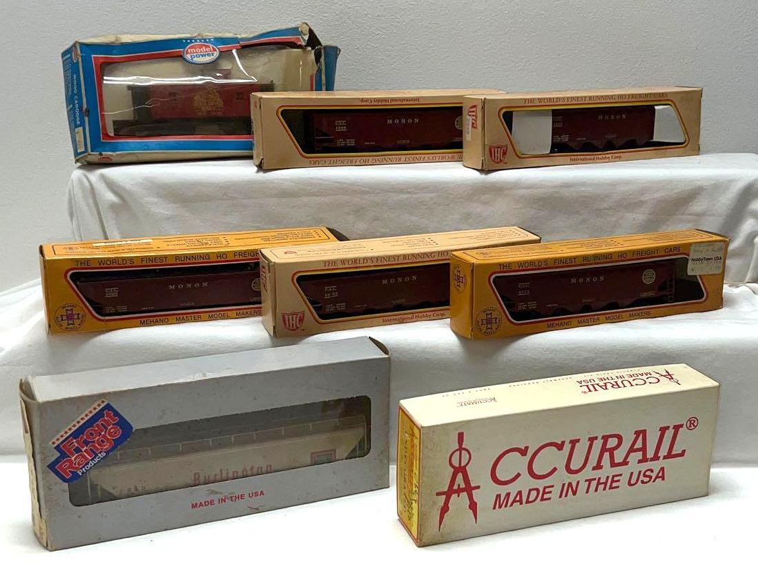 HO gauge IHC Monon hoppers Accurail Burlington box (1 of 3)