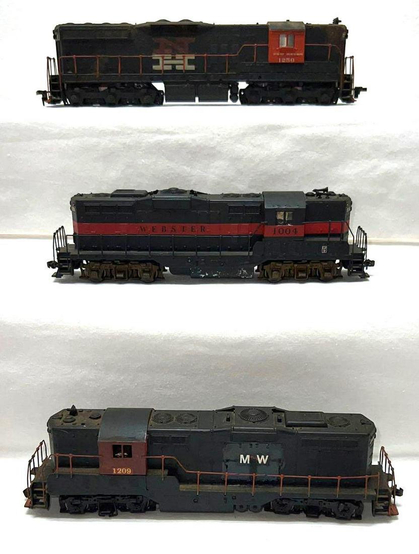 HO gauge unmarked custom decorated diesel GP (1 of 4)