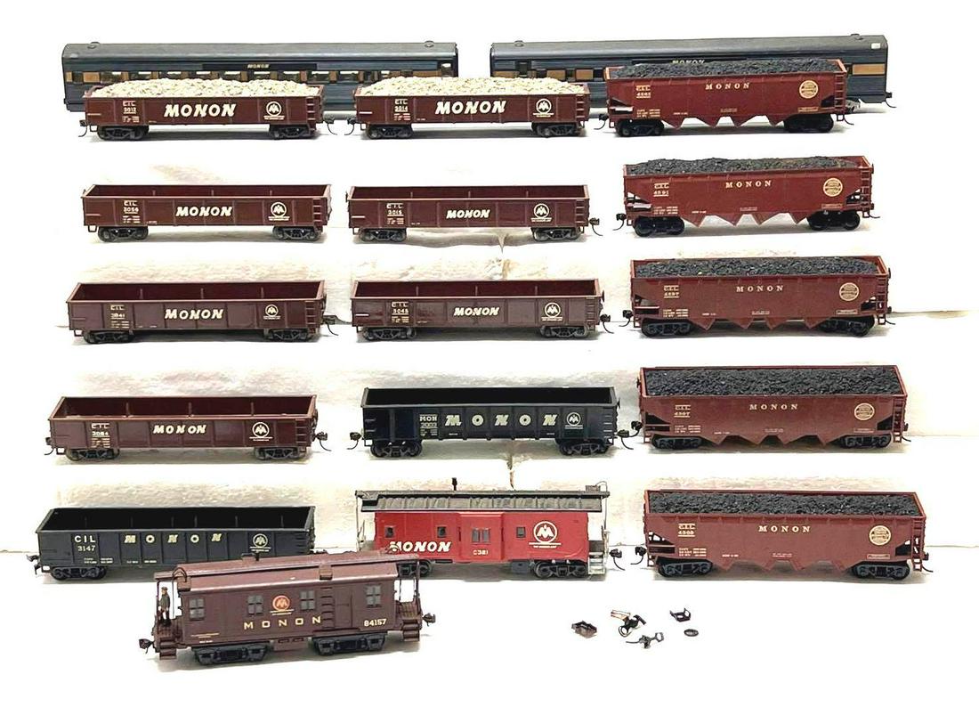 HO gauge group of Monon freight and passenger cars (1 of 10)