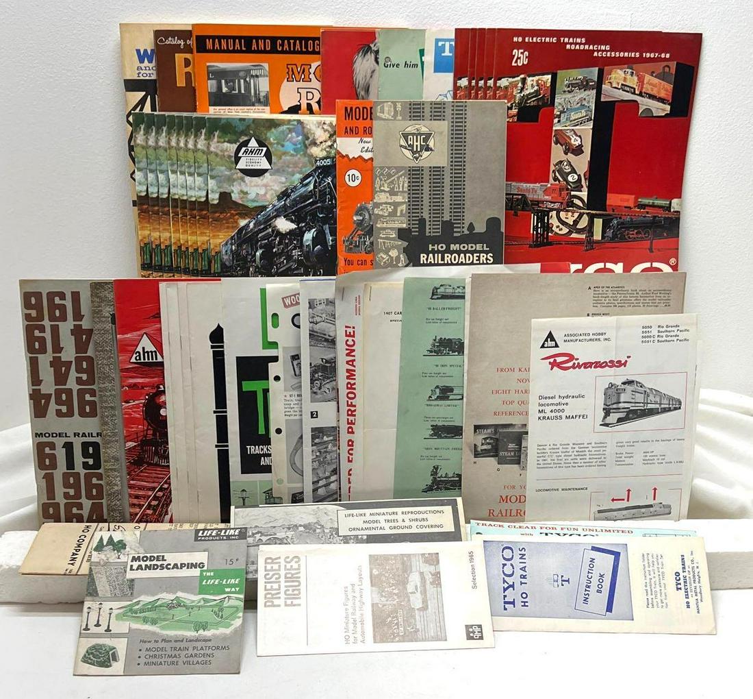 Group of HO catalogs and brochures Varney Walthers Tyco (1 of 7)