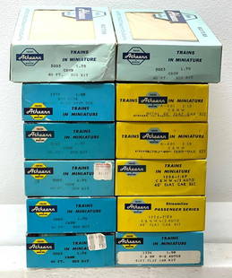 Twelve Athearn HO gauge freight cars in original boxes: Twelve Athearn HO gauge freight cars in original boxes, eleven are C&NW and one Soo Line. 1335 Soo Line 50ft plug door, six 5003 C&NW 40ft box car, three 1356 C&NW W-2 autos 40ft flat