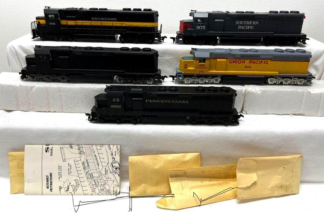 Five HO gauge Athearn SD-45 PRR UP SP SCL undecorated: Five HO gauge Athearn SD-45 diesel locomotives, PRR Pennsylvania, UP Union Pacific, SP Southern Pacific, SCL Seaboard, and one Undecorated. Trains should clean C7-8.