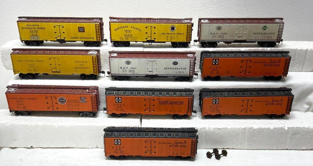 Ten HO gauge/scale kit built reefers Santa Fe PFE BREX (1 of 3)