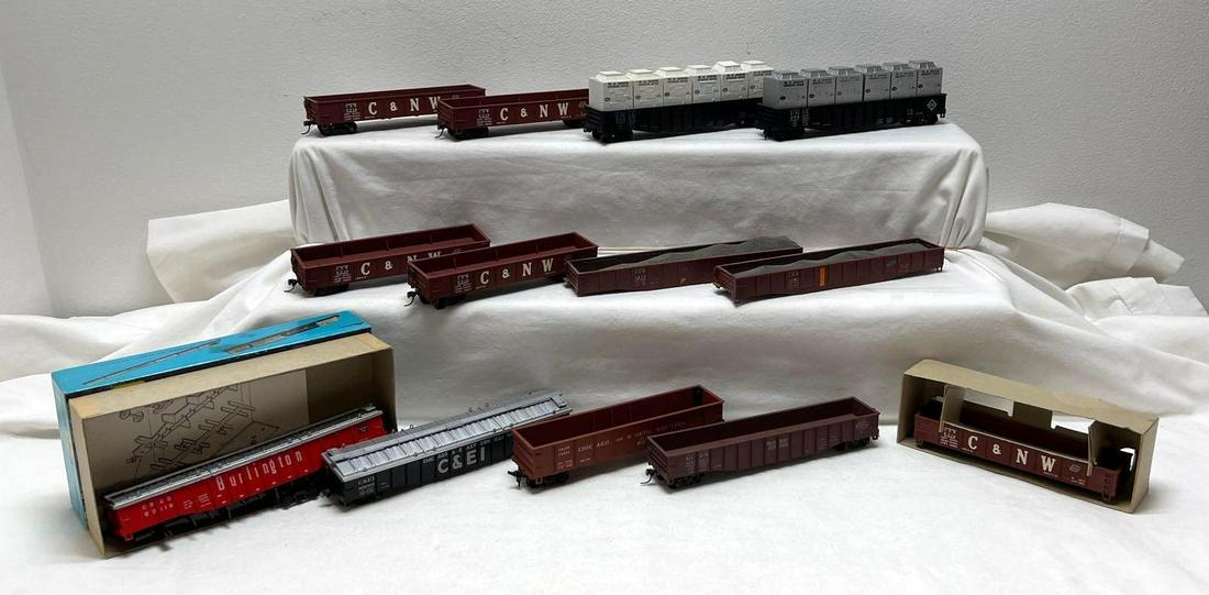 Thirteen HO gauge/scale kit built gondolas loads covers (1 of 5)