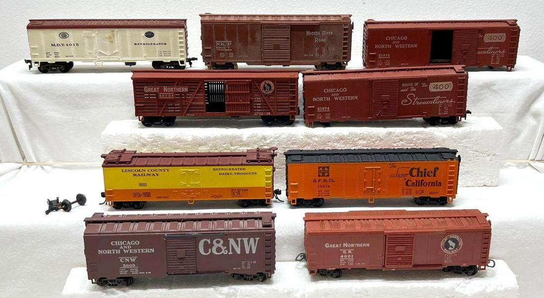 Nine HO gauge box cars and reefers C&NW SFRD Lincoln (1 of 4)