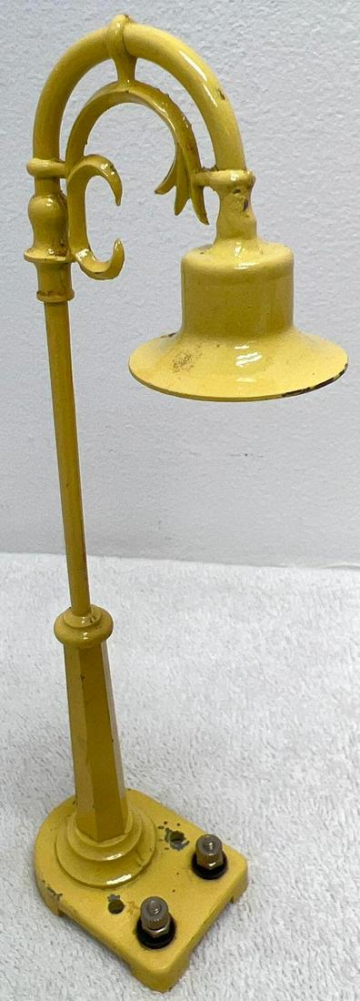 Postwar Lionel O gauge 58 lamp post in original box (1 of 8)
