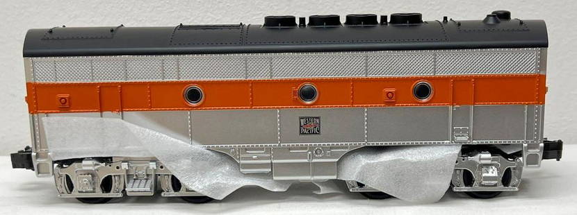 Modern Era MTH RailKing O gauge RK-2013B Western Pacific F3b 3-rail in original box: Modern Era MTH RailKing O gauge RK-2013B Western Pacific F3b 3-rail, in original boxes, train looks better, C8 light run time. Box shows light wear, price sticker, square and solid.